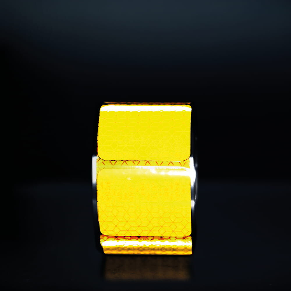 Gelbe VC104+ CG Rolle, Segmente reflektieren vor dunklem Hintergrund