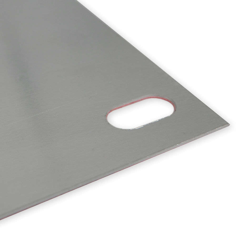 Rückseite der Metalltafel mit Langloch zur Befestigung