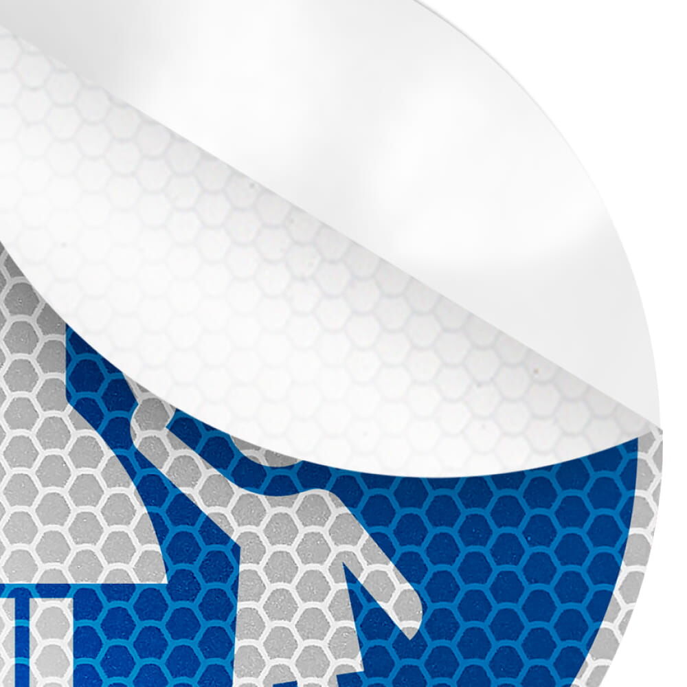 Nahaufnahme: reflektierende Struktur des Gehweg-Aufklebers mit Symbol Frau mit Kind