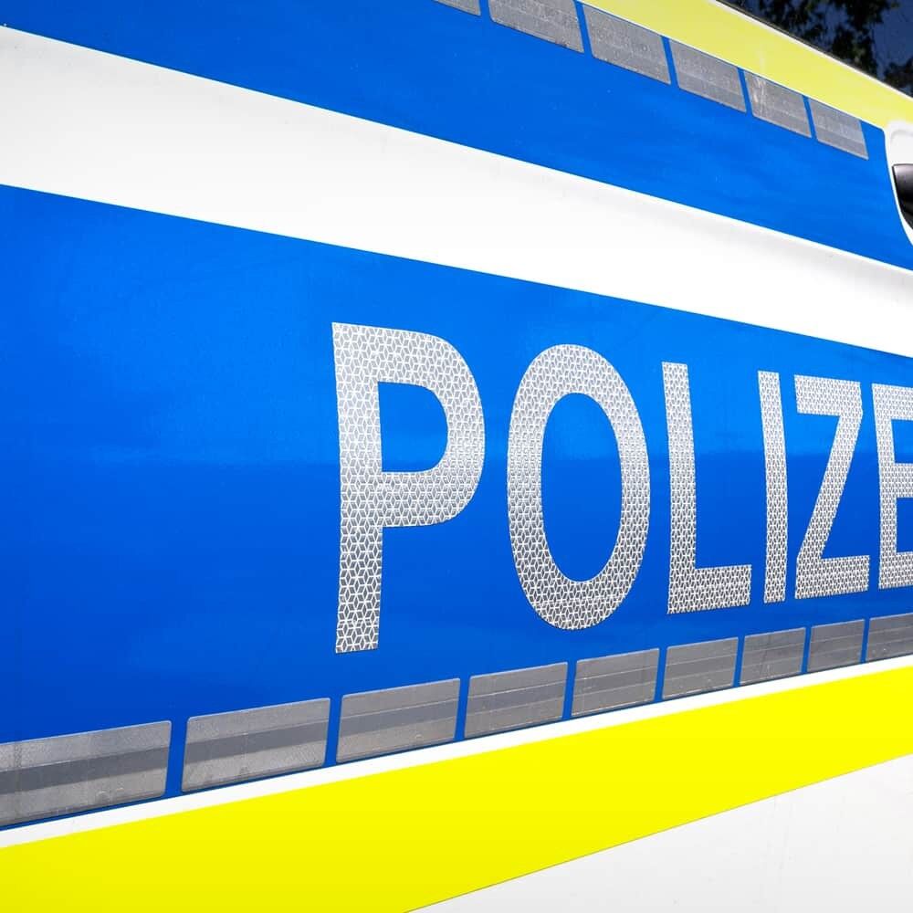 Anwendungsbeispiel der verklebten Konturmarkierung auf einem Polizeiwagen