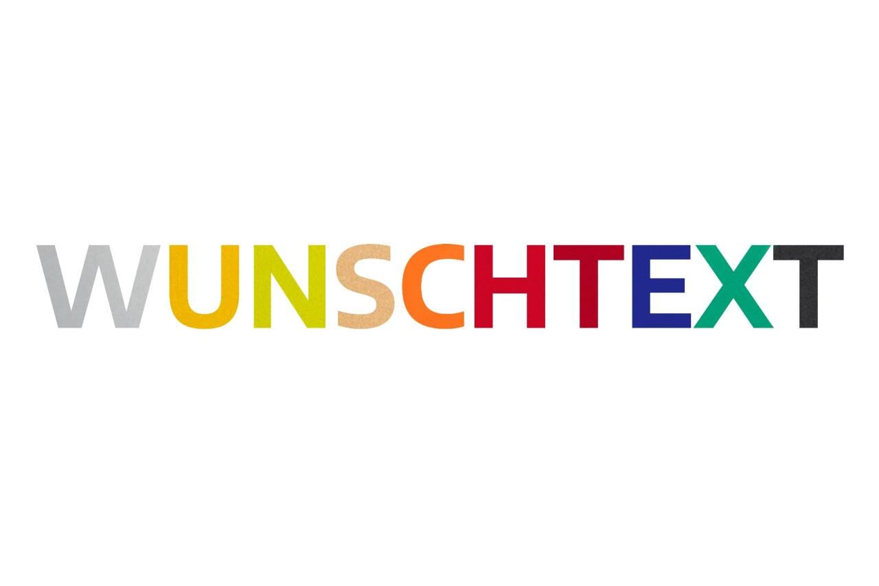 Beispiel Dekor: Schriftzug „WUNSCHTEXT“ in schwach reflektierenden Farbbuchstaben