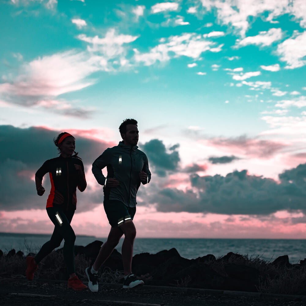 Reflektierende Aufbügler im Einsatz beim Joggen und Radfahren bei Dämmerung