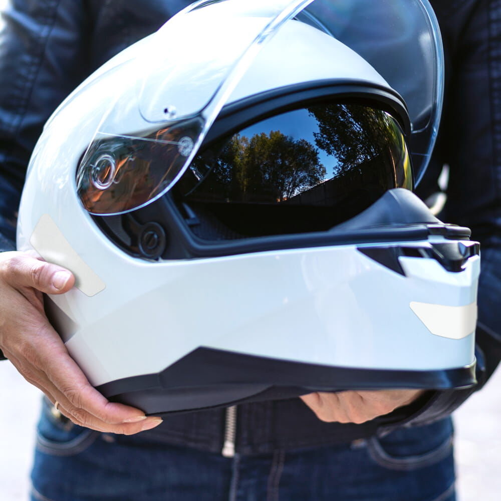Weißer Motorradhelm mit Reflecto Reflexstickern an Front und Seiten