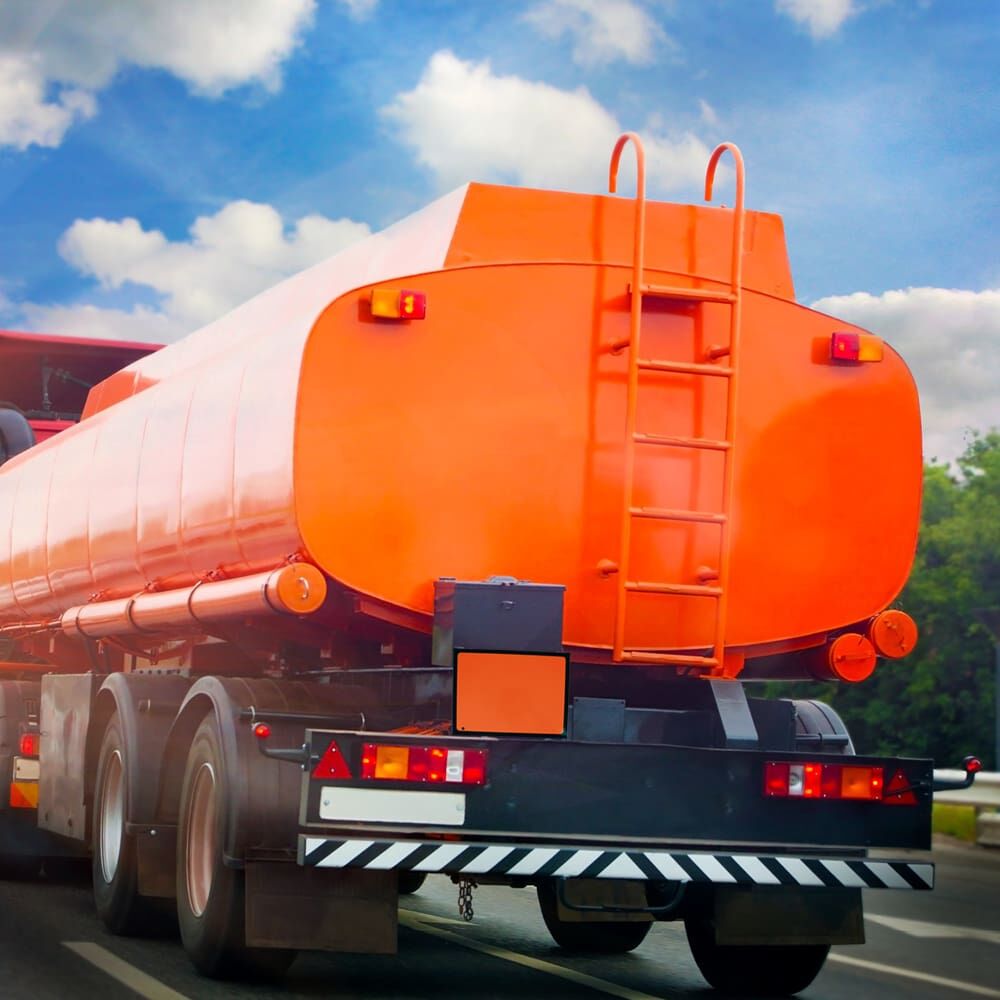 Angebrachte Reflecto ADR Tafel für Übungne am Heck eines Tankers