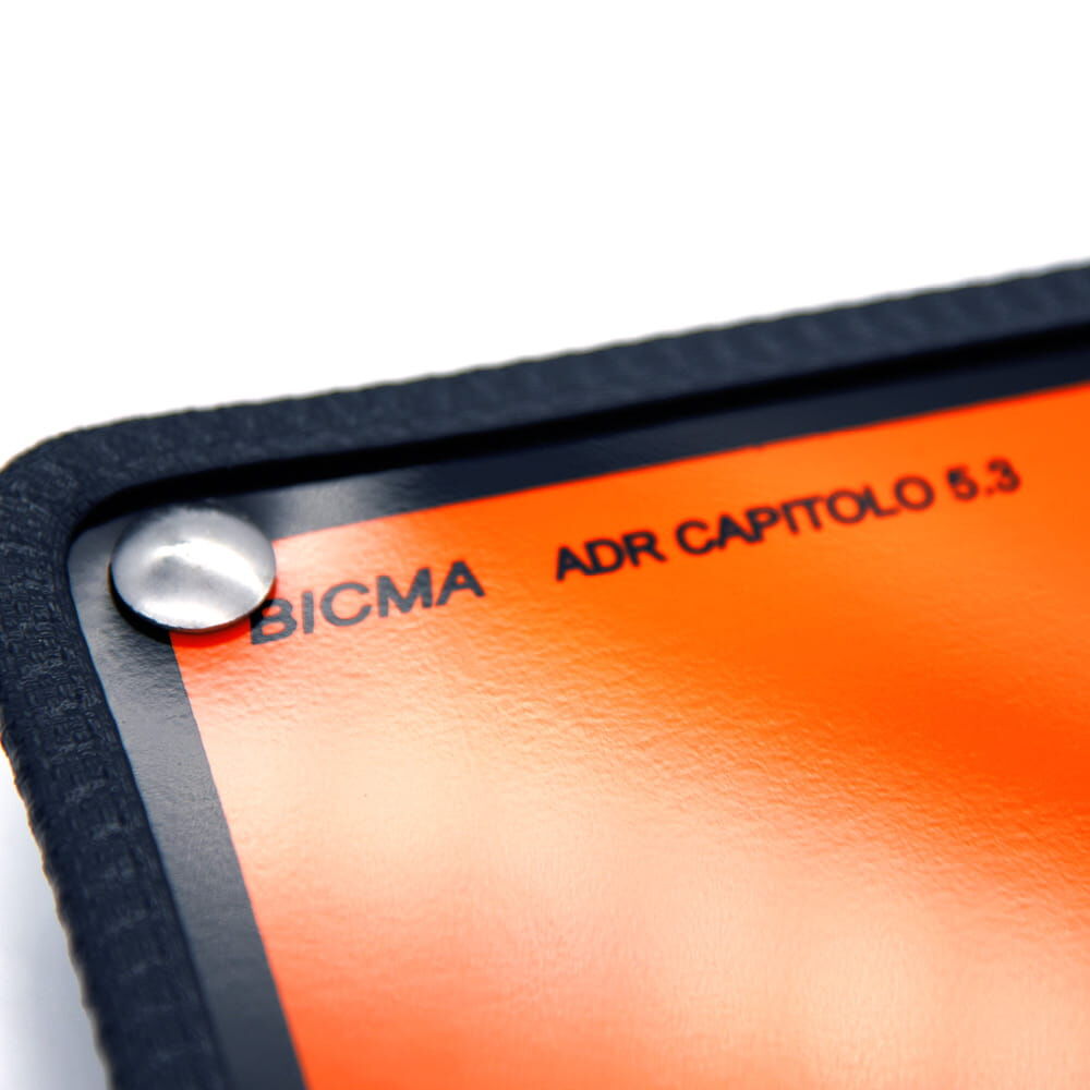 Nahaufnahme Ecke der Tafel mit Aufschrift „BICMA ADR CAPITOLO 5.3“