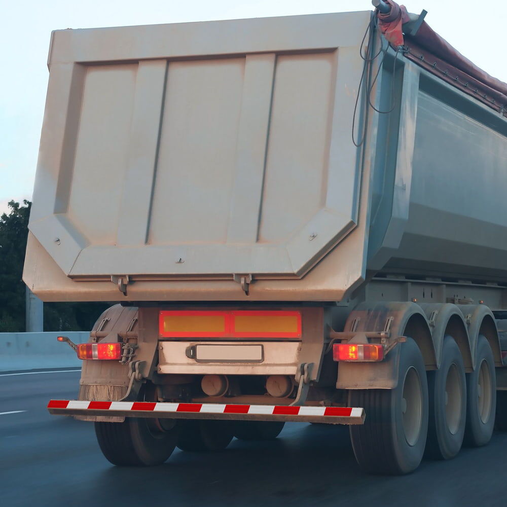 Kipperheck mit 3M 983-326 rot/weiß Konturmarkierung am Unterfahrschutz