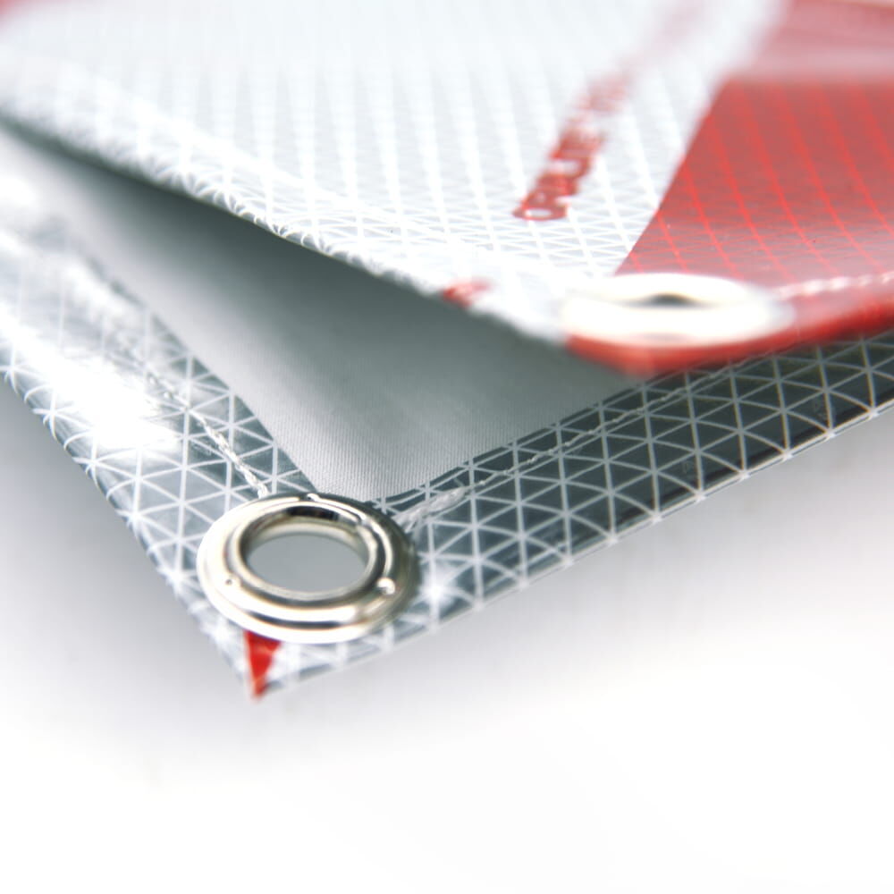 Warnbanner mit Einblick auf die Banner-Rückseite, Detail Ösen und Saum