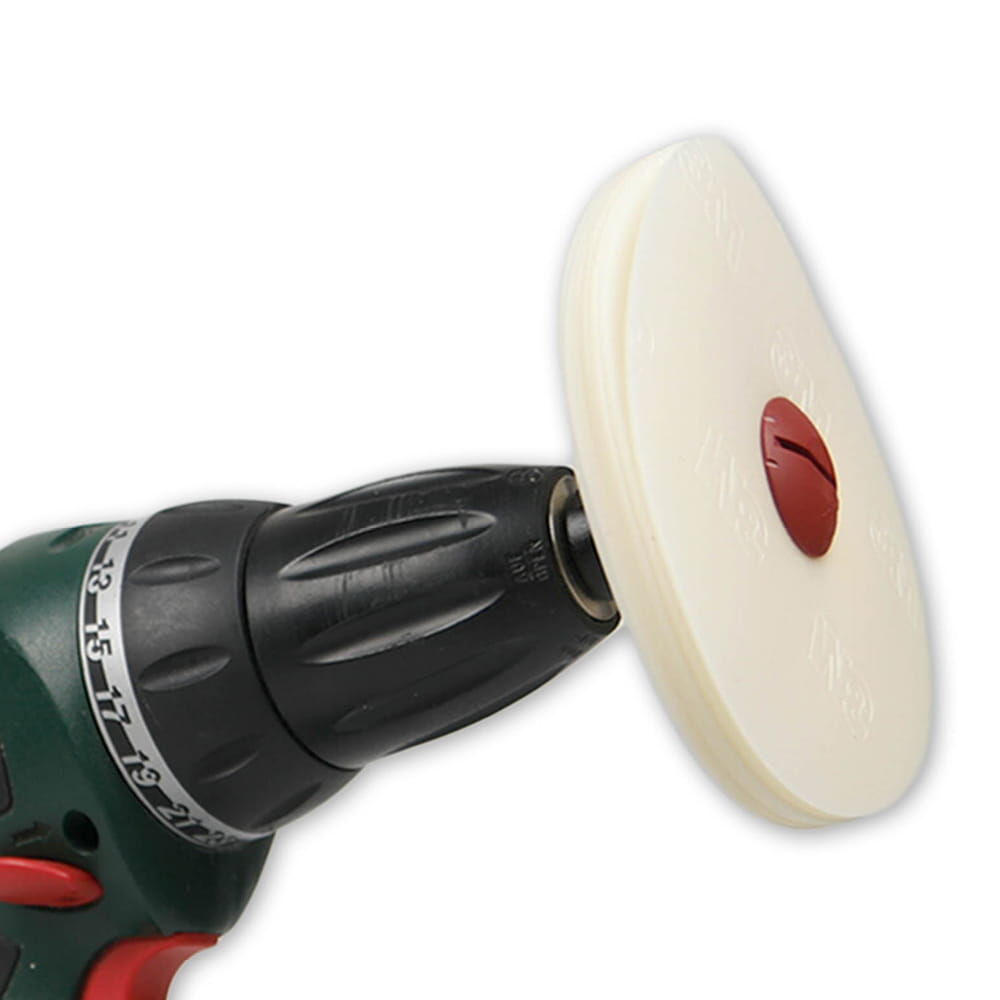 Folienradierer im Akkuschrauber eingespannt, einsatzbereit zum Folienablösen