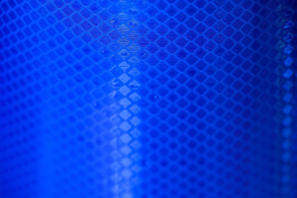 Nahaufnahme der blauen Verkehrszeichenfolie 3M 4090 mit Rautenstruktur und Kennzeichnung