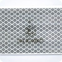 Eine ECE-Prüfnummer (E1) auf weißer Konturmarkierung mit rautenförmigem Wabenmuster, das ein charakteristisches, reflektierendes Muster erzeugt.