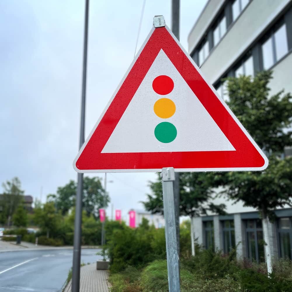 Warnschild Lichtzeichenanlage im Straßenraum montiert