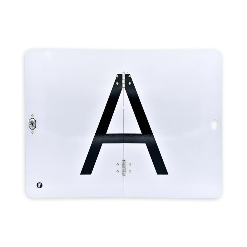 A-Tafel ohne Kantenschutz, Vorderseite mit schwarzem „A“.