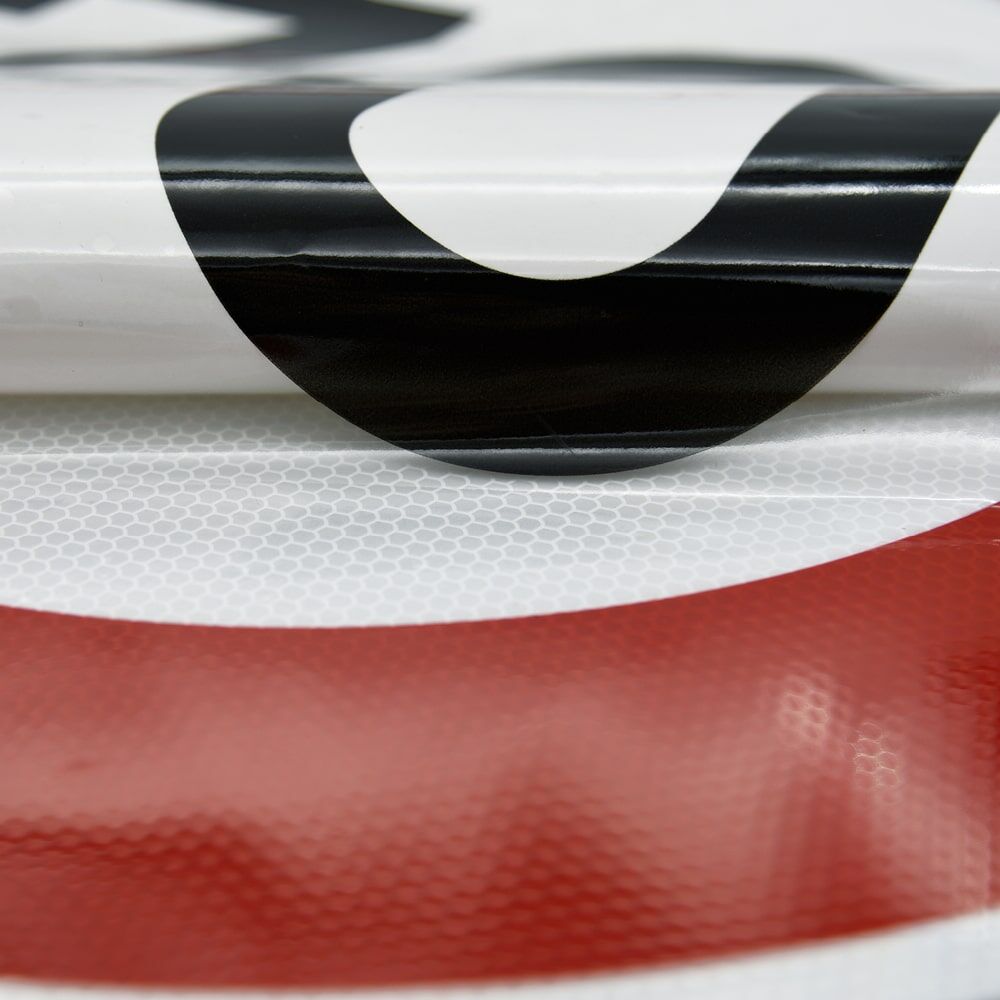 Druckmotiv auf transparenter Folie, Reflexion des Schilds bleibt erhalten