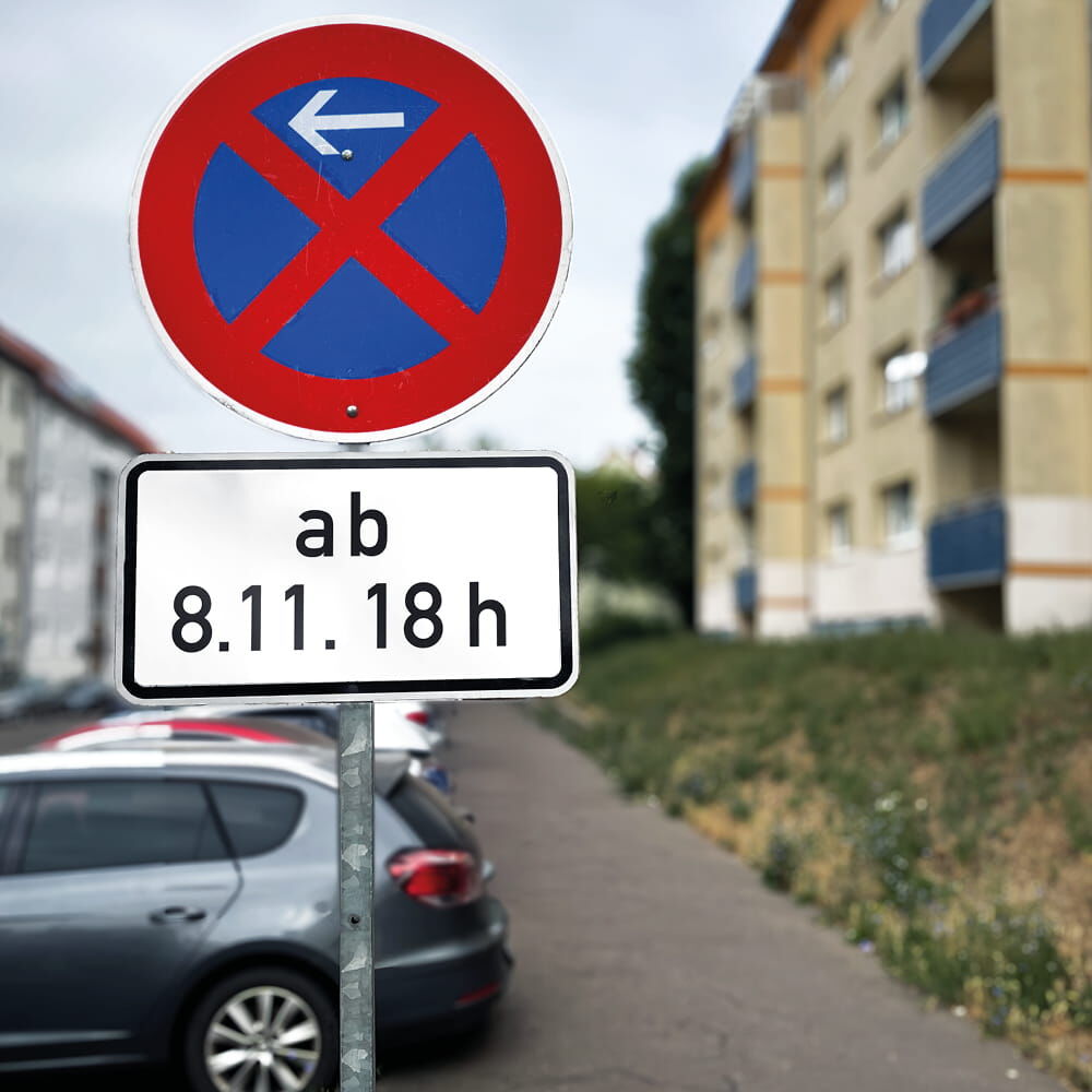 Anwendungsbeispiel für Verkehrszeichen mit Haltverbot und Overlay für Beschränkung ab Zeitpunkt