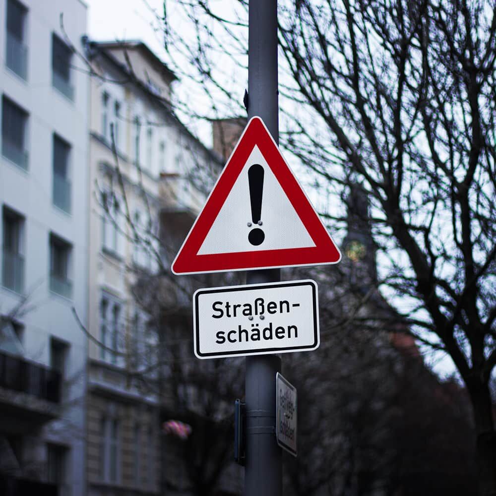 Verkehrszeichen "Gefahrenstelle" mit ORALITE 5810 Reflexfolie beklebt
