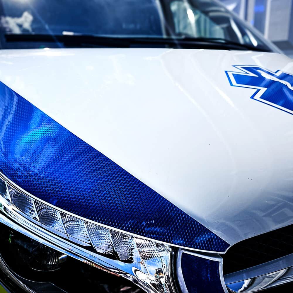 Blaue VC 612 Reflexfolie als Warnkeil auf Motorhaube eines Rettungsfahrzeugs
