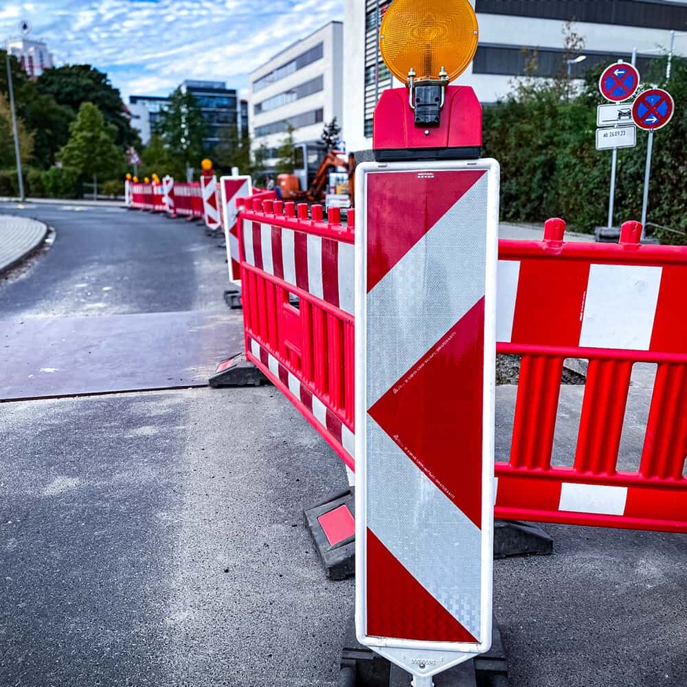 Straßenbaustelle: Bake mit Avery W-3100 rot-weißer Reflexfolie und Warnleuchte.