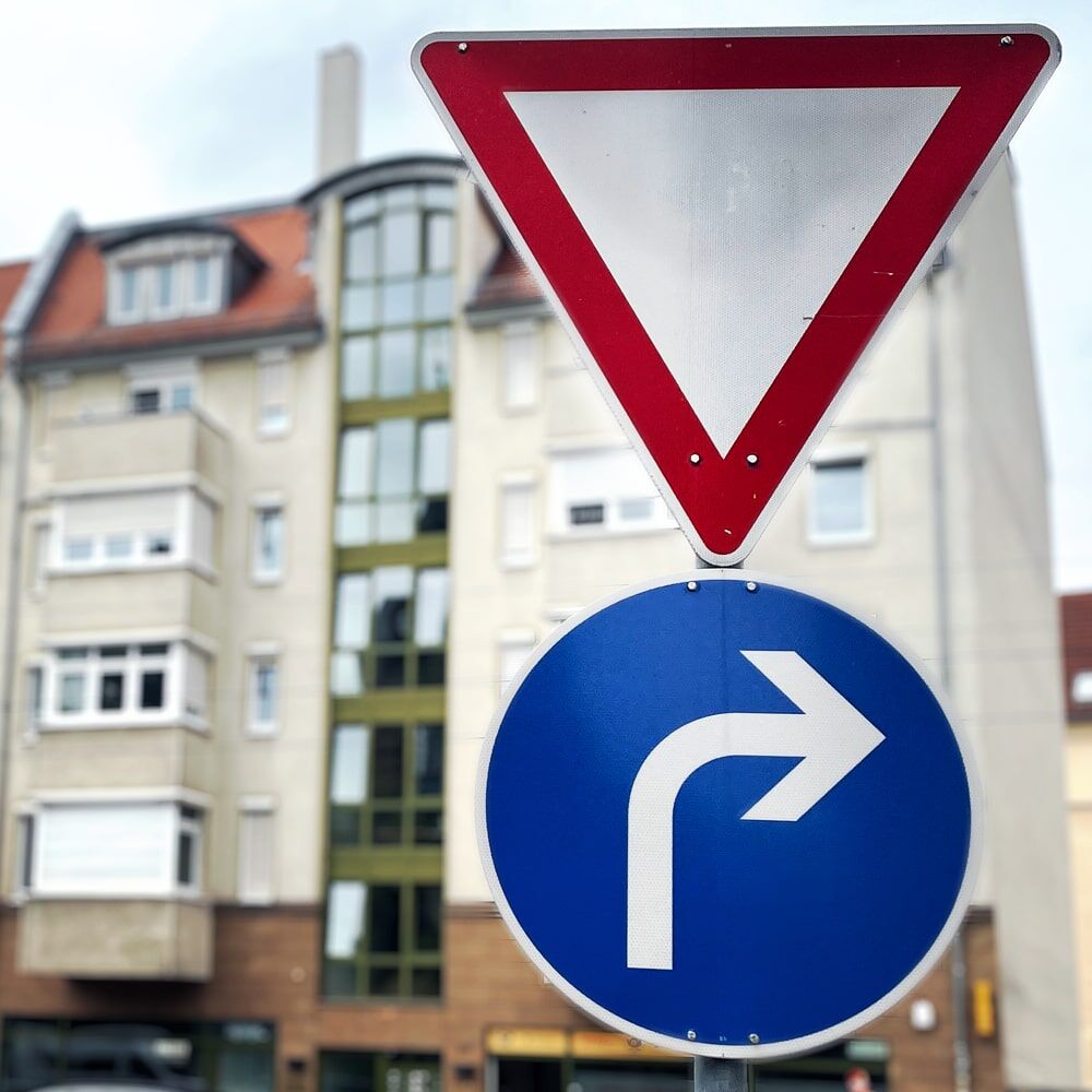 VZ 205 Vorfahrt gewähren, montiert im Straßenraum