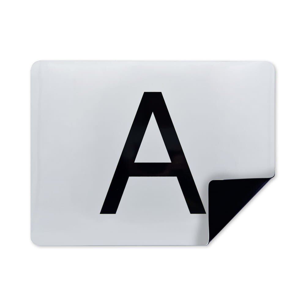 Magnetisches A-Schild, Ecke umgeklappt – zeigt schwarze Magnetrückseite