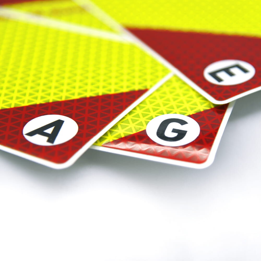 Stapel reflektierender fluorlime-roten Warnmarkierungen mit Buchstaben A, G, E