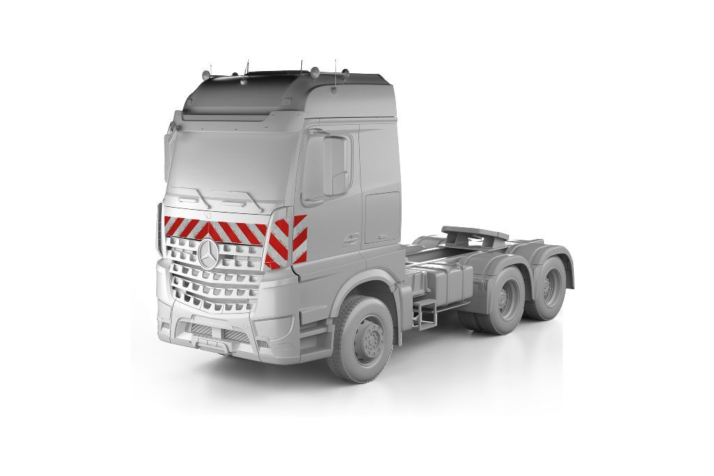 Mercedes Arocs in Frontansicht mit Komplettwarnmarkierungssatz, Baujahr 2013