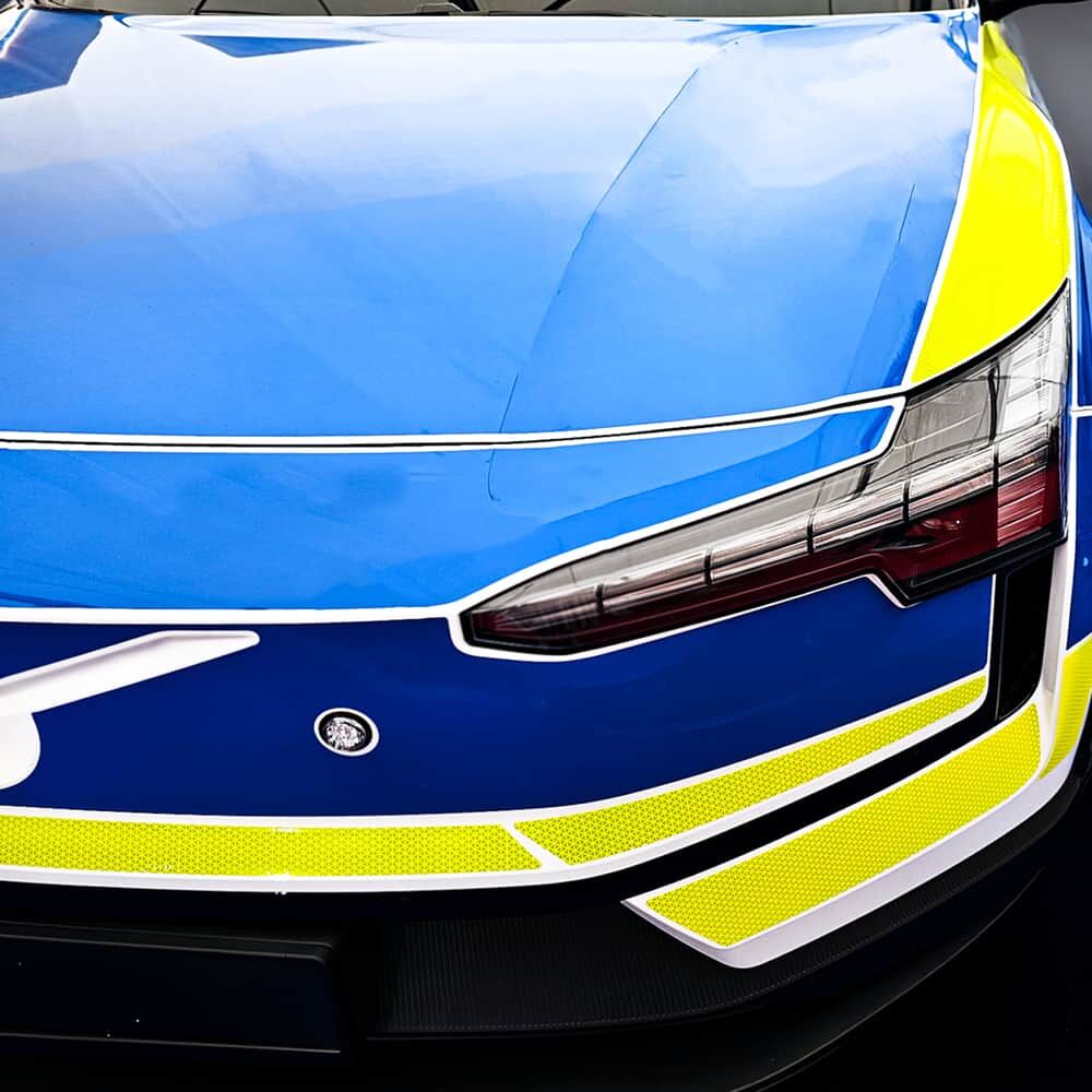 Front eines Fahrzeugs mit blau-gelber ORACAL 977 Polizeiblau Folierung im Einsatz