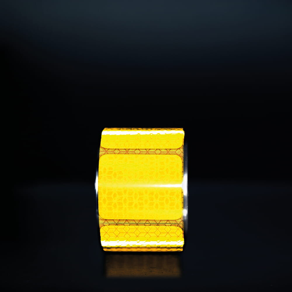 Gelbe VC104+ CG Rolle, Segmente reflektieren vor dunklem Hintergrund