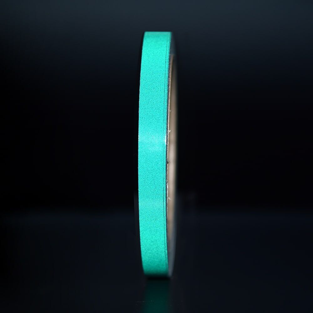 10 mm Rolle Orafol ORALITE Reflexband 5710 grün, reflektierend vor dunklem Hintergrund
