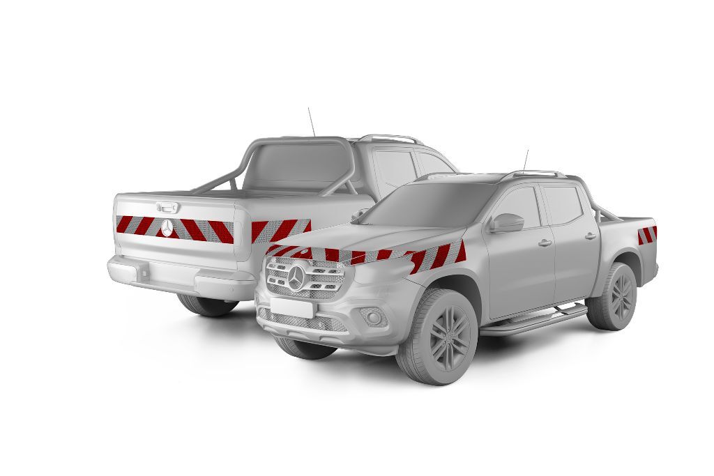 Mercedes X-Klasse W 470 in Front- und Heckansicht mit Komplettwarnmarkierungssatz, Baujahr 2018