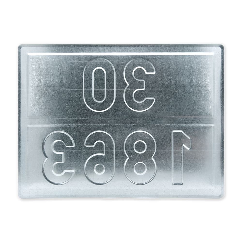 Rückseite der Tafel: geprägte Ziffern „30 1863“ im blanken Aluminium