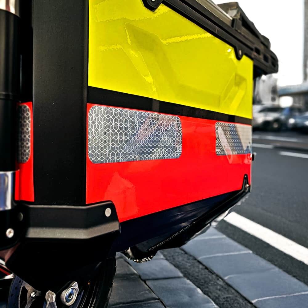 Einsatzfahrzeug mit aufgeklebten Orafol VC110 Maxi Gap Markierungen