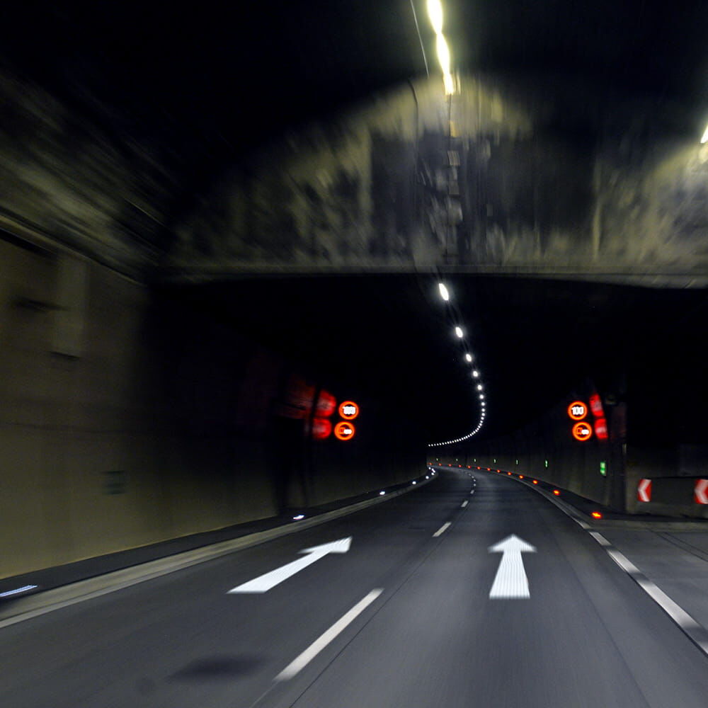 Tunnel mit weißen Richtungspfeilen aus 3M Stamark A380 auf mittlerer Fahrspur