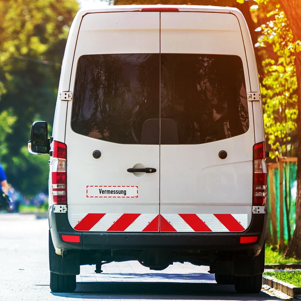 Anwendungsbild: montiertes „Vermessung“ Hinweisschild am Heck eines Transporters
