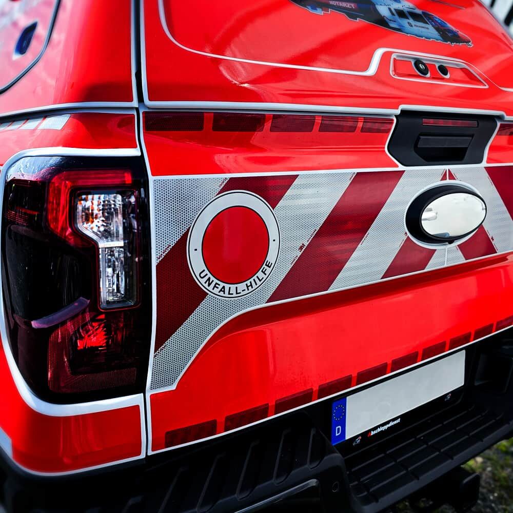 3M 823i Warnmarkierung rot/weiß als Heckbeklebung auf rotem Einsatz-Pick-up