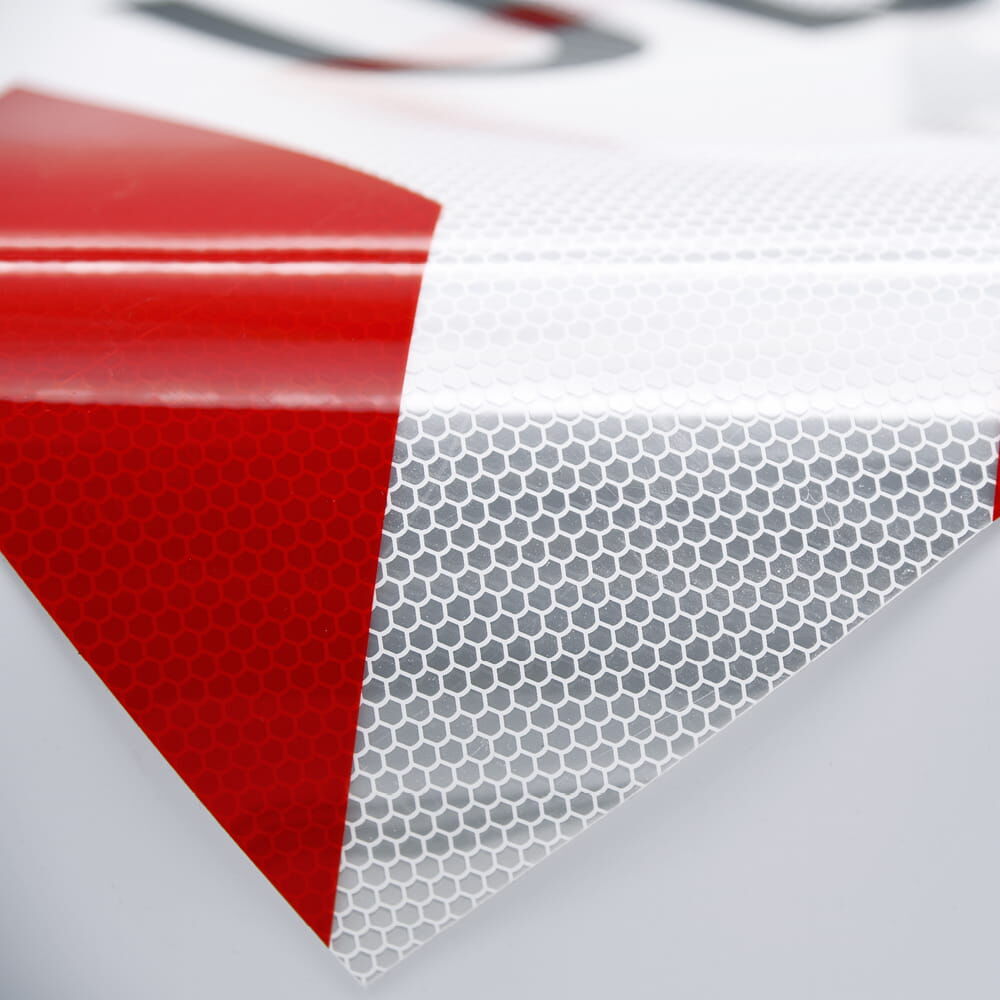 Selbstklebend Detail: Materialkante und Folienstruktur