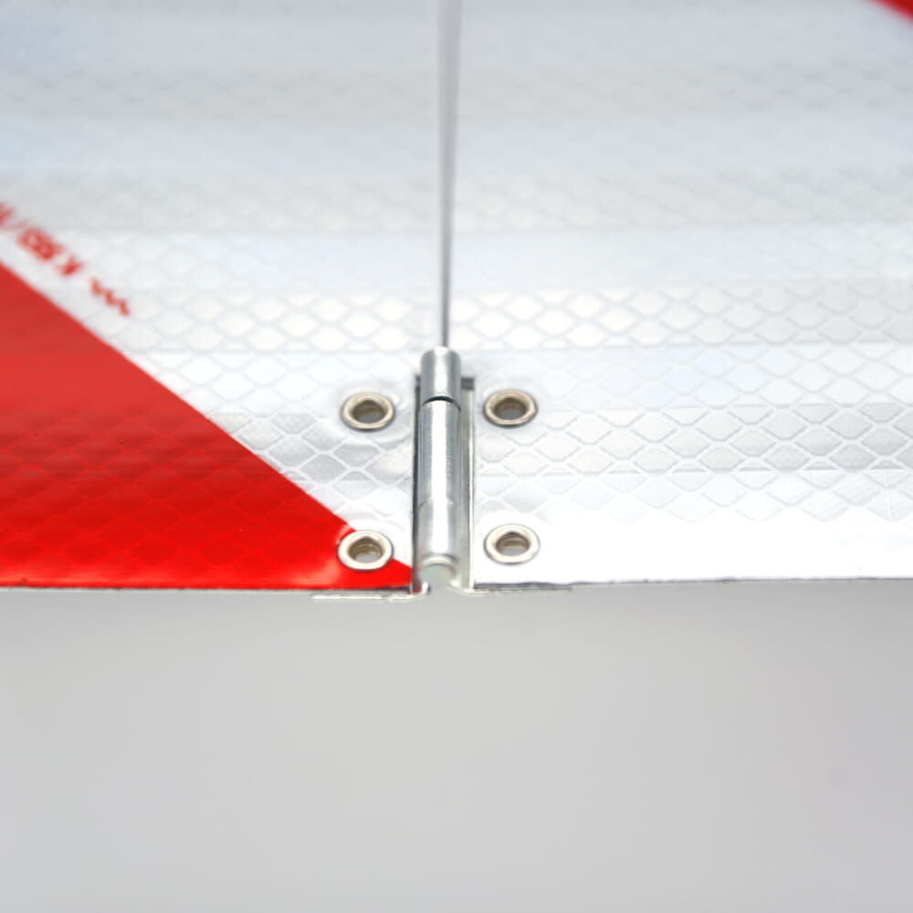 Nahaufnahme Scharnier der klappbaren Parkwarntafel mit Nieten