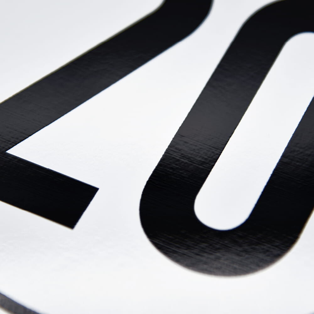 Nahaufnahme der Zahl 20 auf Geschwindigkeitsschild für Deutschland