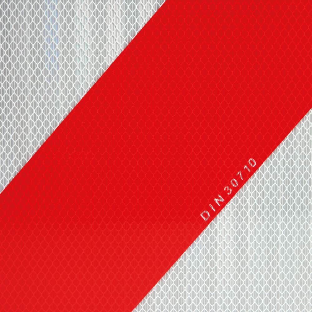 Detail: rote Diagonalfläche mit DIN-3017-Kennzeichnung und Wabenstruktur