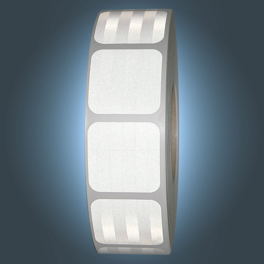 Rolle weißes 3M 957 S Segmentband leuchtend vor dunklem Hintergrund