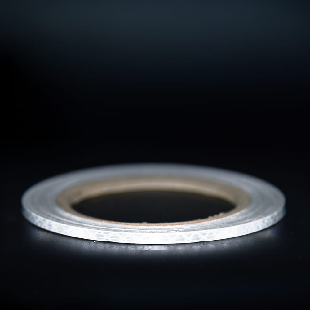 5 mm Rolle 3M Reflexband 3930 weiß, reflektierend vor dunklem Hintergrund