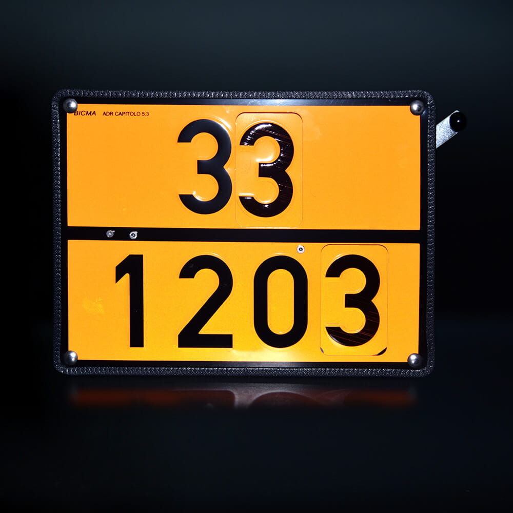 Reflektierende ADR-Tafel  33/1203 vor schwarzem Hintergrund