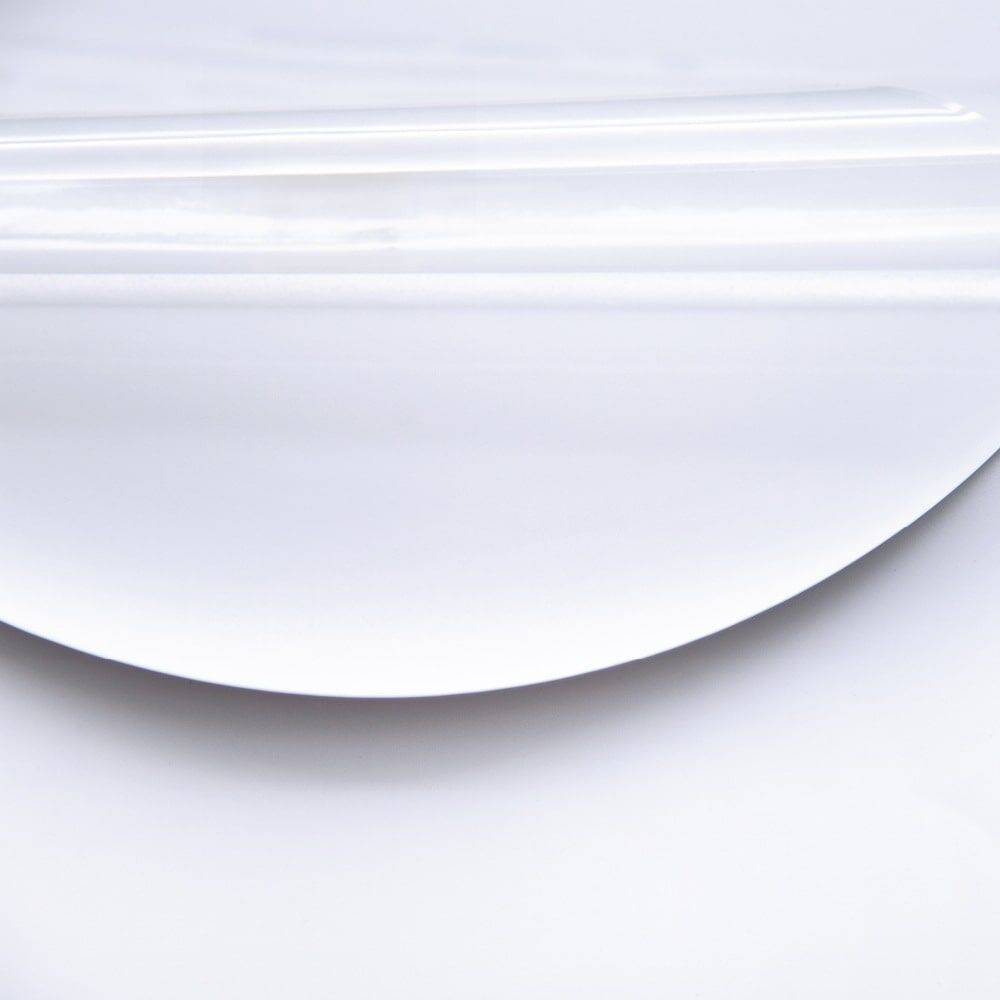 Selbsthaftende Rückseite mit leicht abgezogener, transparenten Schutzfolie