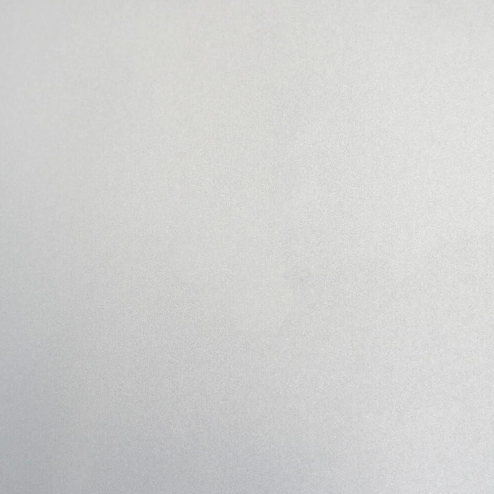 Detailbild der feinkörnigen Folienstruktur der weißen Orafol 5710 Reflexfolie