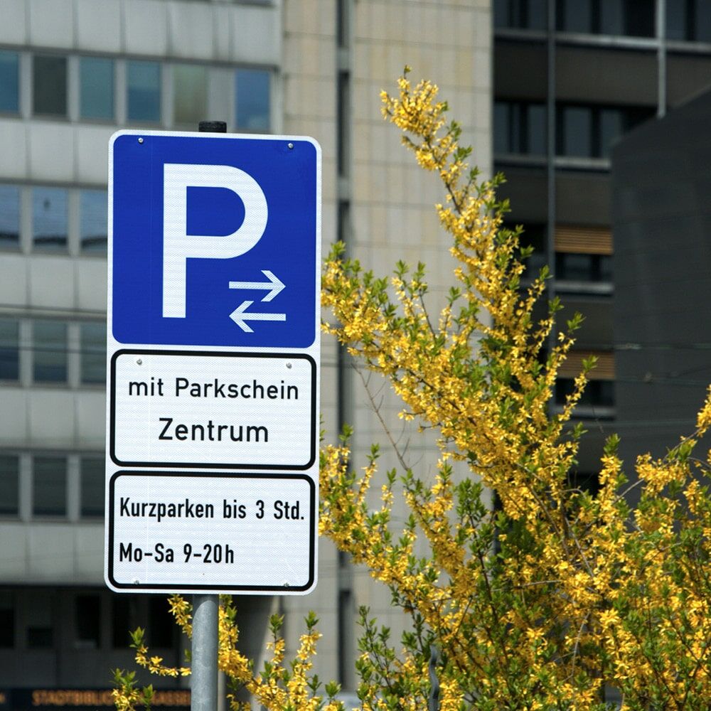 Parkplatzschild „P“ mit Pfeilen rechts/links, Zusatz Parkschein Zentrum, 3 Std.