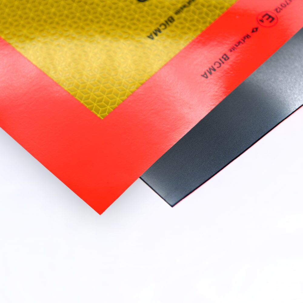 Eckdetail zeigt Folien und schwarze, magnetische Rückseite