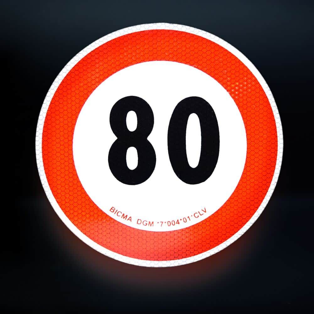 Reflektierendes 80-km/h-Schild bei Dunkelheit fotografiert, gute Sichtbarkeit
