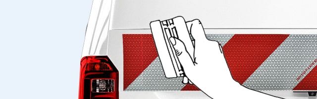 Kfz-Warnmarkierung - Anleitung zum Applizieren Illustration, wie eine Hand einen Warnmarkierungsstreifen an der Seite eines Vans aufrakelt.