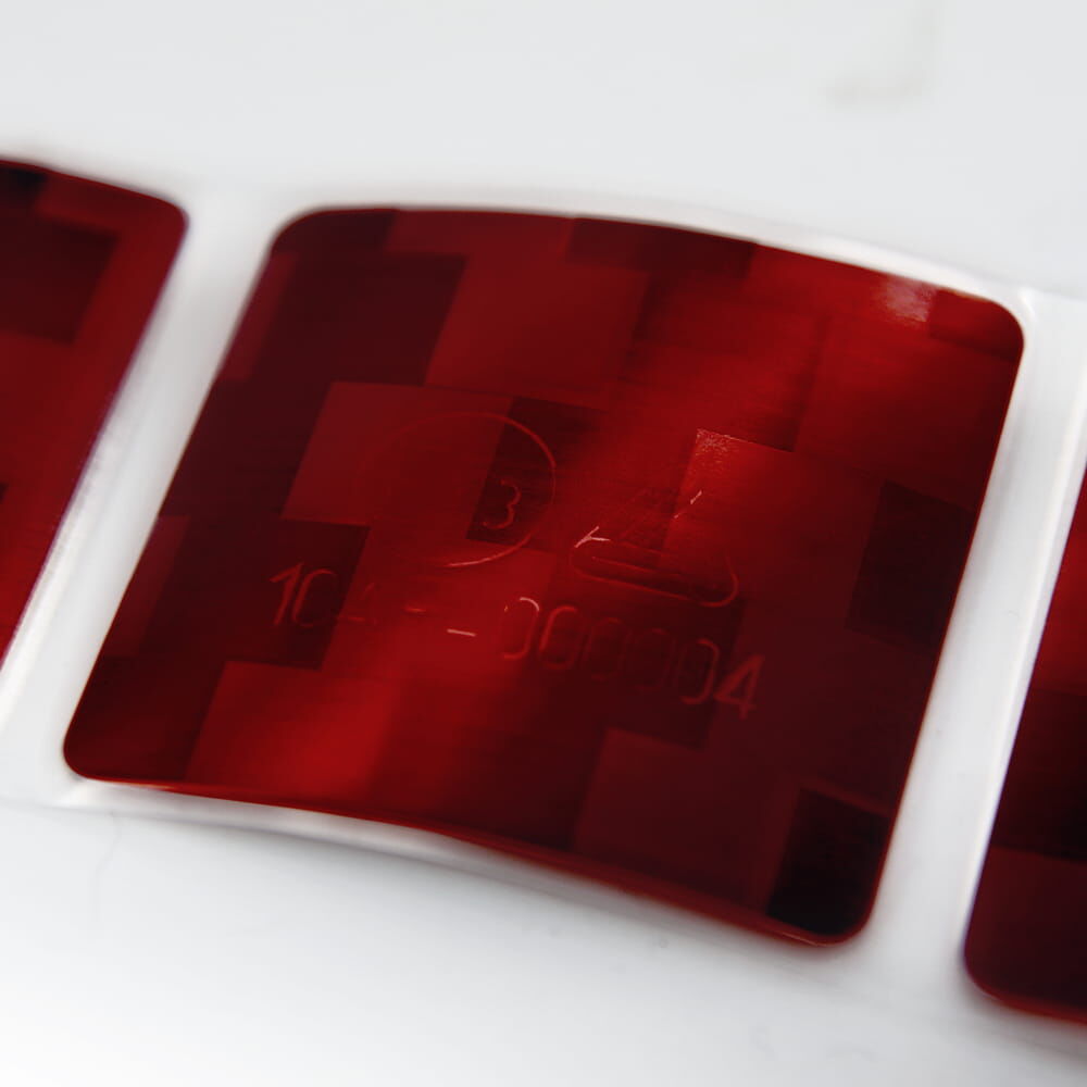 Rote reflektierende Konturmarkierung mit Prüfzeichen in Nahaufnahme
