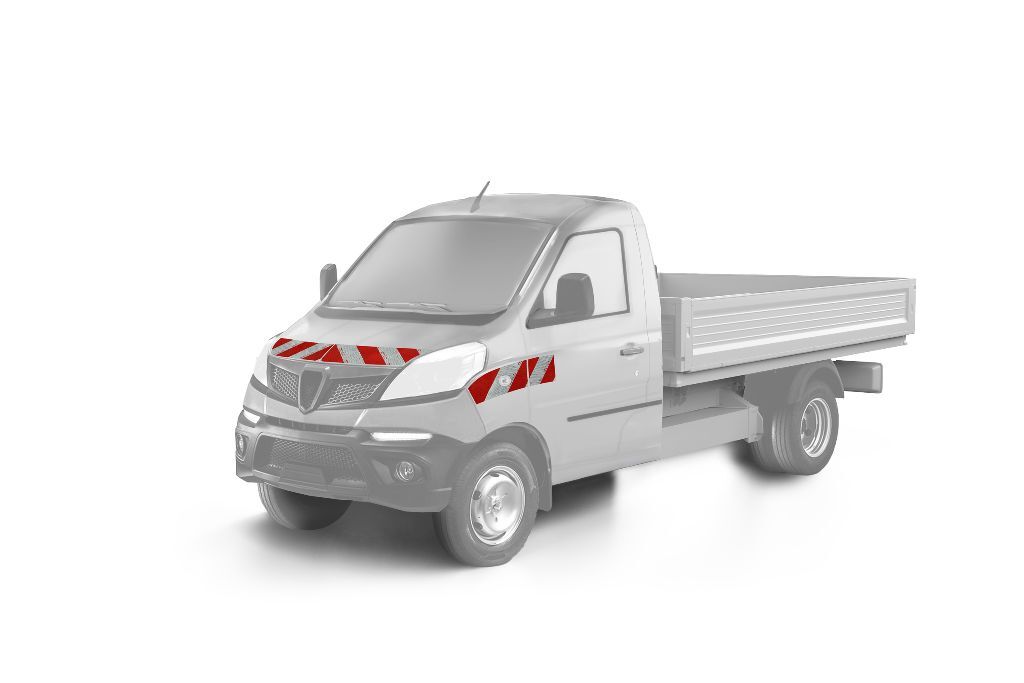 Fahrerhaus des Piaggio Porter NP6 mit rot-weißer Warnmarkierung