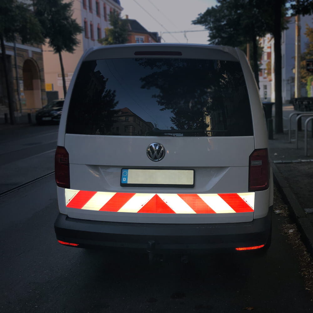 Breiter Warnstreifen 3M 823i am VW-Heckstoßfänger, reflektierend
